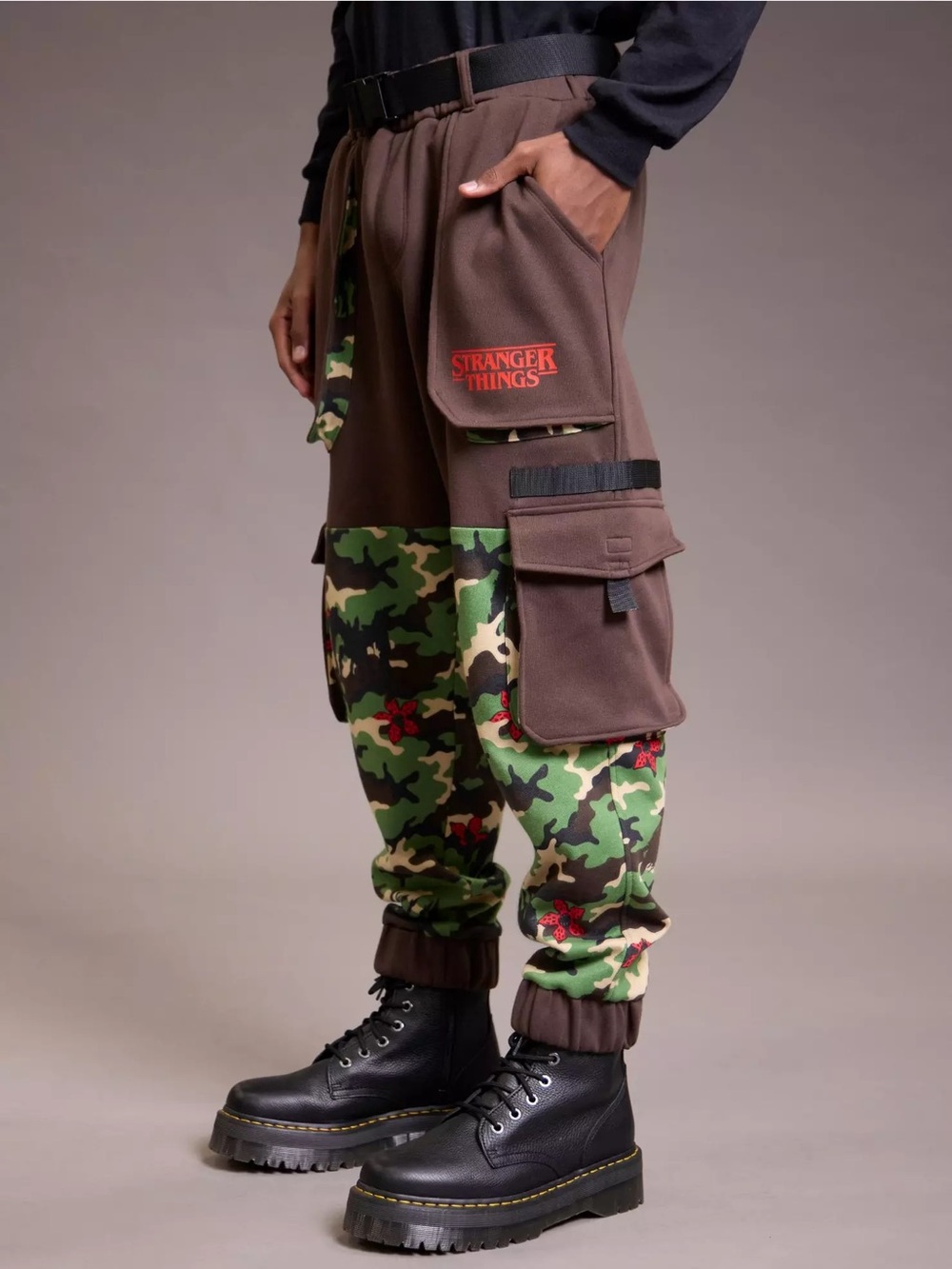 Stranger Things Demogorgon Camouflage Cargo Jogger Sweatpants Size Large NEW
